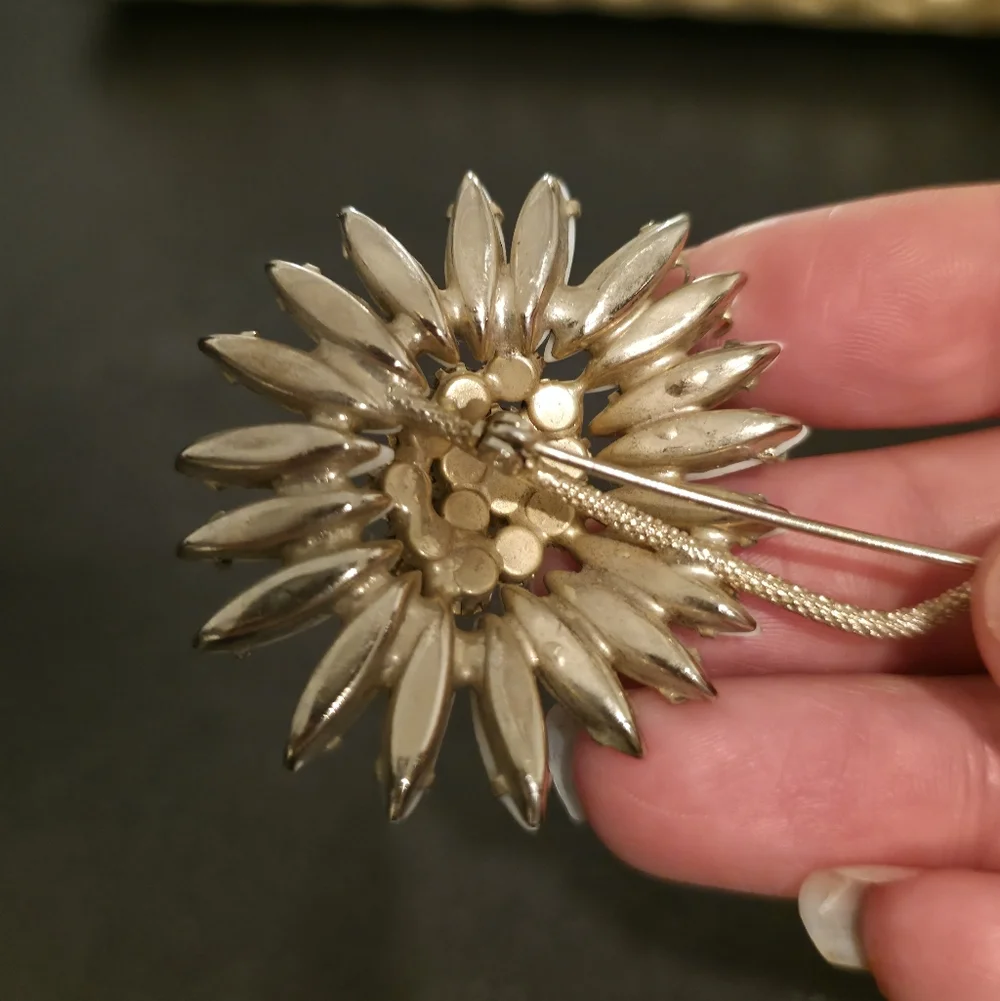 Vintage HENRY SCHREINER Daisy PIN Brooch Rhinestone Milk Glass - Picture 8 of 10